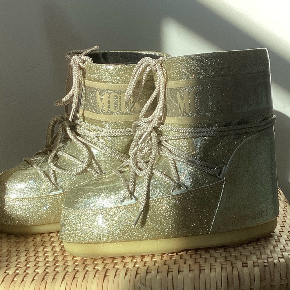 Moon Boot Low Icon Glitter Snow Boot Gold Moon Boots
Glitter Gold Boots Short - Picture 2 of 12